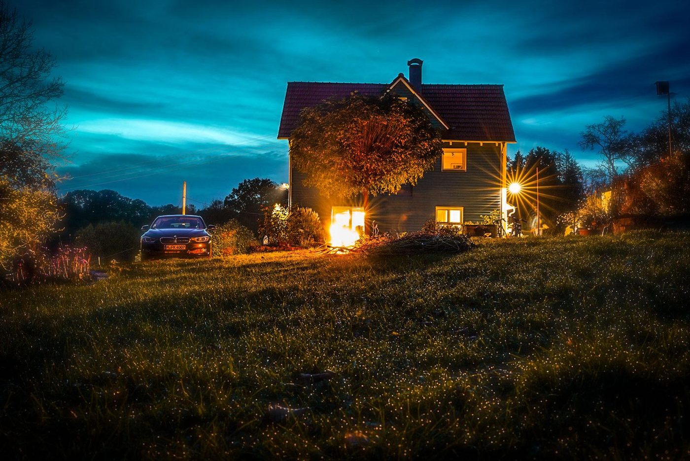 Der Hof bei Nacht mit Lagerfeuer im Garten